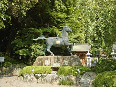 芳養八幡神社境内