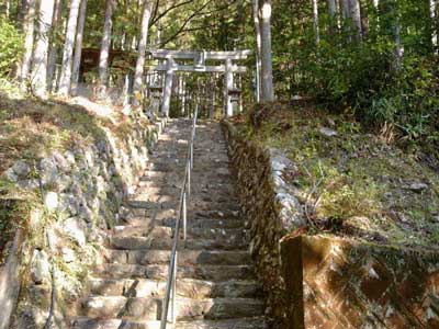 骨置神社石段