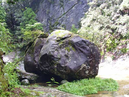 桃太郎岩