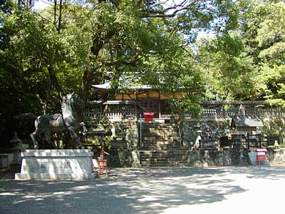 豊秋津神社境内