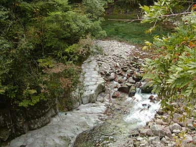 蝶の羽根岩