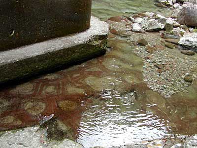 蝶の羽根岩