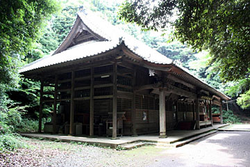 八菅神社覆殿