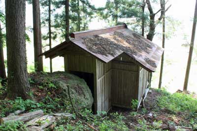 熊野神社社殿背後