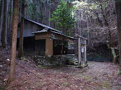 日月熊野神社境内