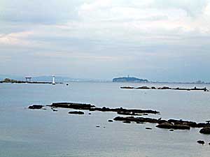 真名瀬の海岸から菜島・江ノ島を望む
