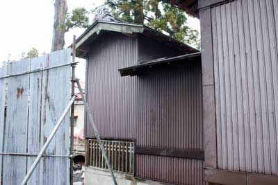 聖神社覆屋