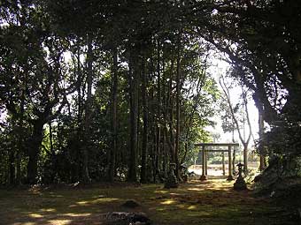 三熊神社境内