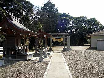 三熊神社境内