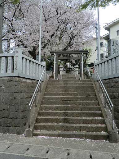 馬絹神社参道入り口