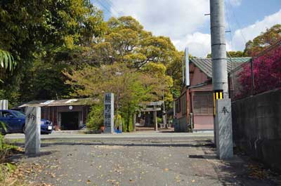 国道越しに熊野神社を臨む