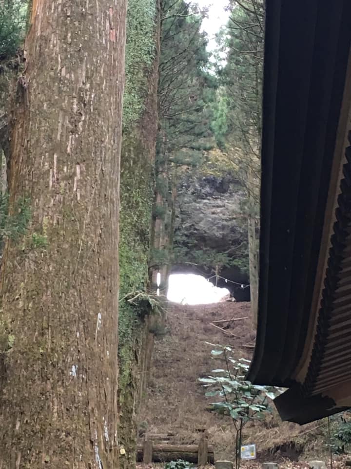 上色見熊野坐神社穿戸岩