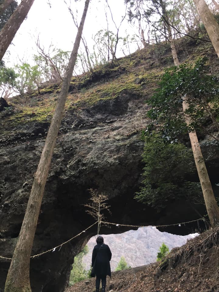 上色見熊野坐神社穿戸岩