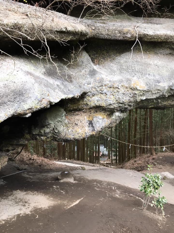 上色見熊野坐神社穿戸岩