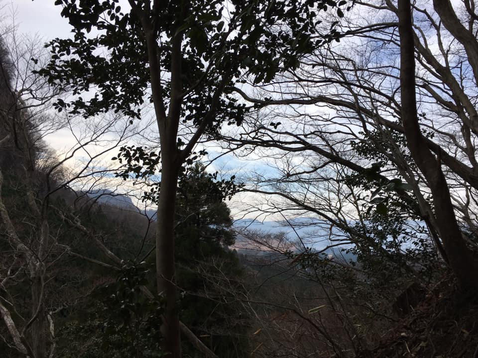 上色見熊野坐神社穿戸岩の穴の向こう