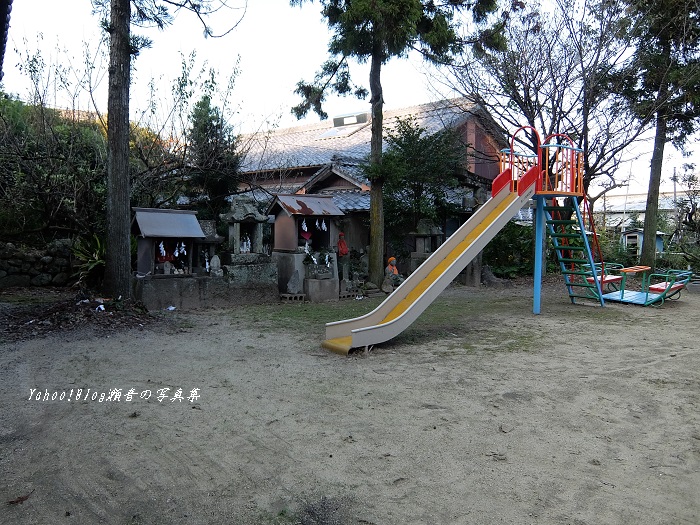 温泉熊野神社境内の祠と滑り台