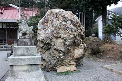 鹿島玉川神社境内の岩石