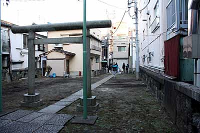 東関森稲荷神社境内