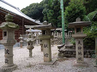 熊野神社摂社前の常夜灯群